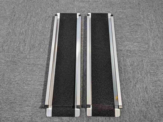 Estilo de diseño contemporáneo Rampa de silla de ruedas plegable portátil con material de aluminio