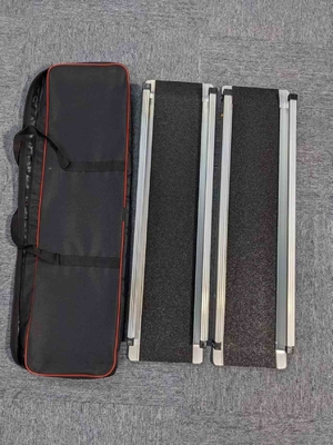 Estilo de diseño contemporáneo Rampa de silla de ruedas plegable portátil con material de aluminio