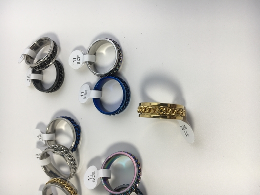 EN Anillo de cadena de acero de titanio giratorio para hombres para abrir fácilmente botellas y cervezas