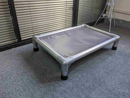 Cama para perros grande interior/exterior con marco de aluminio elevado