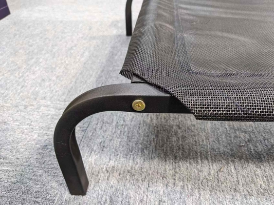 Cama para perros elevada recubierta de polvo con diseño transpirable y material impermeable