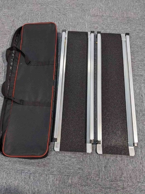 Rampa de aleación de aluminio para una silla de ruedas sin barreras de accesibilidad personalizada y portable