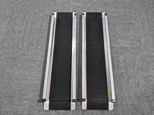 Rampa de aleación de aluminio para una silla de ruedas sin barreras de accesibilidad personalizada y portable